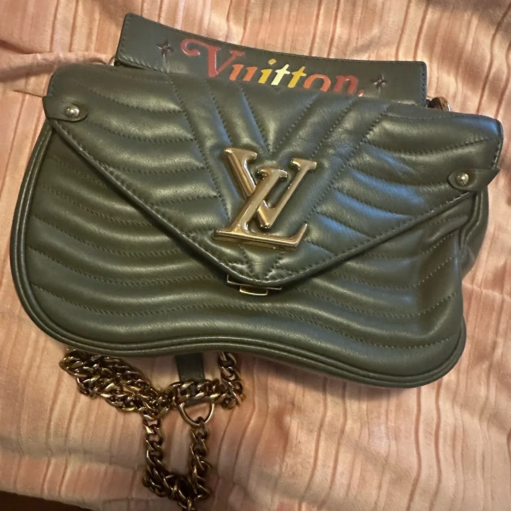 Almost like new! LV purse - Picture 1 of 1
